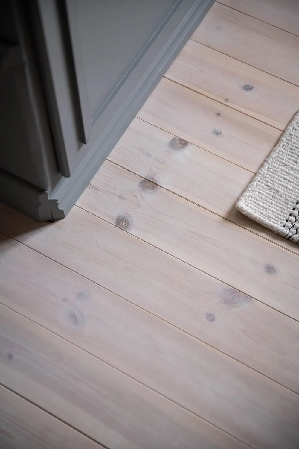 Бюджетний інтер'єр мансардної квартири на околиці Стокгольма - Gallery image 13