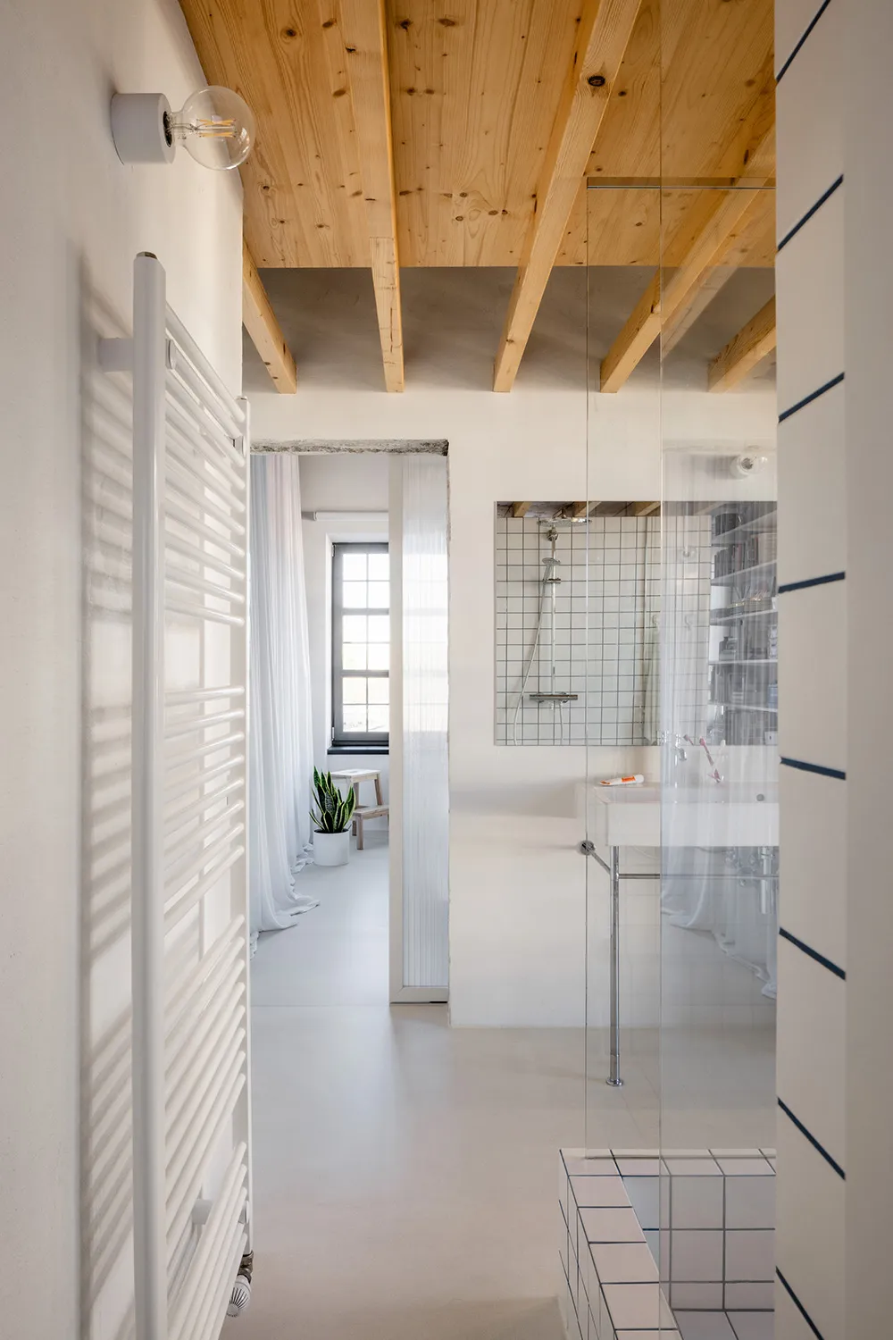 Бетонний потолок і антресоль: лофт у Словаччині (80 кв. м) - Gallery image 8