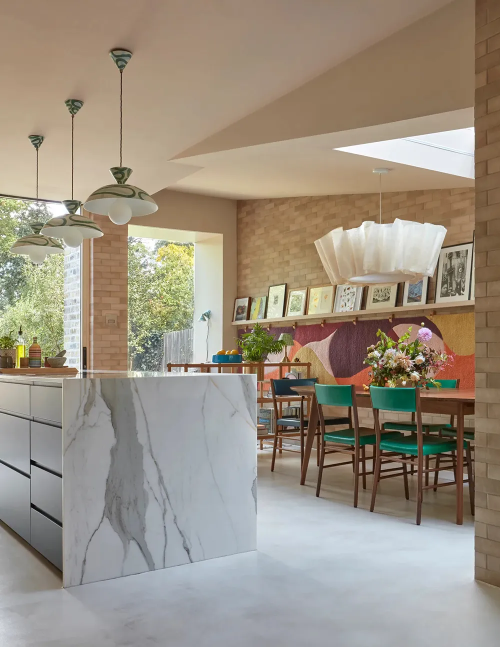 Diseñadora Katie Guinness aportó color y vida a una casa townhouse edwardiana en Londres - Gallery image 5