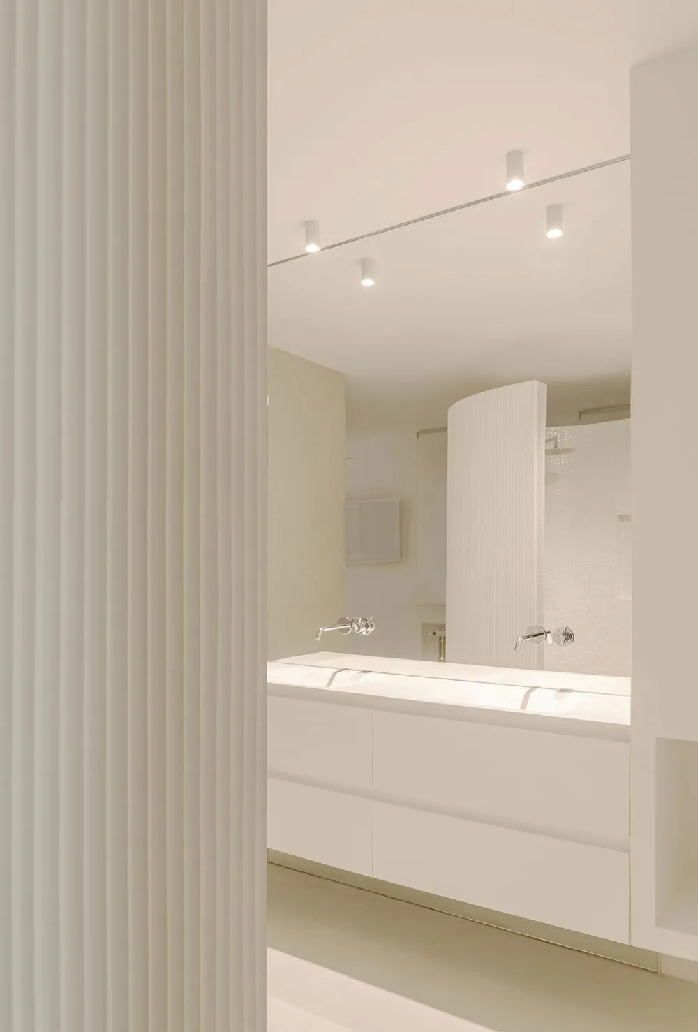 Weißes Apartment in Madrid mit sanften Pastellakzenten - Gallery image 11