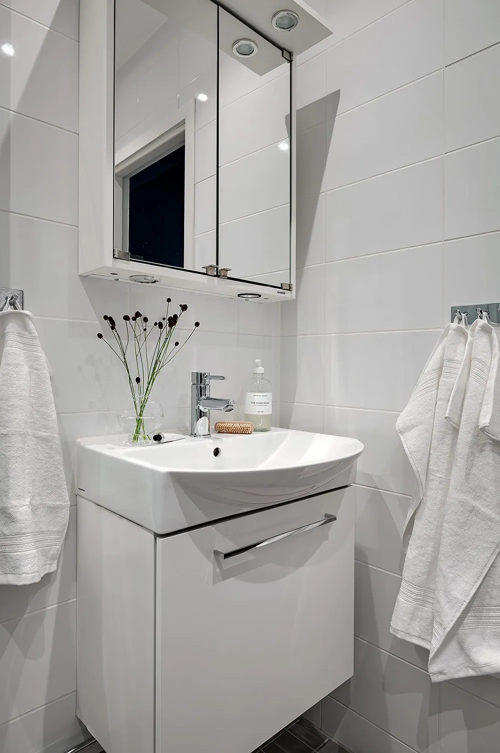 Elegante diseño escandinavo con acentos oscuros en el decorado - Gallery image 38