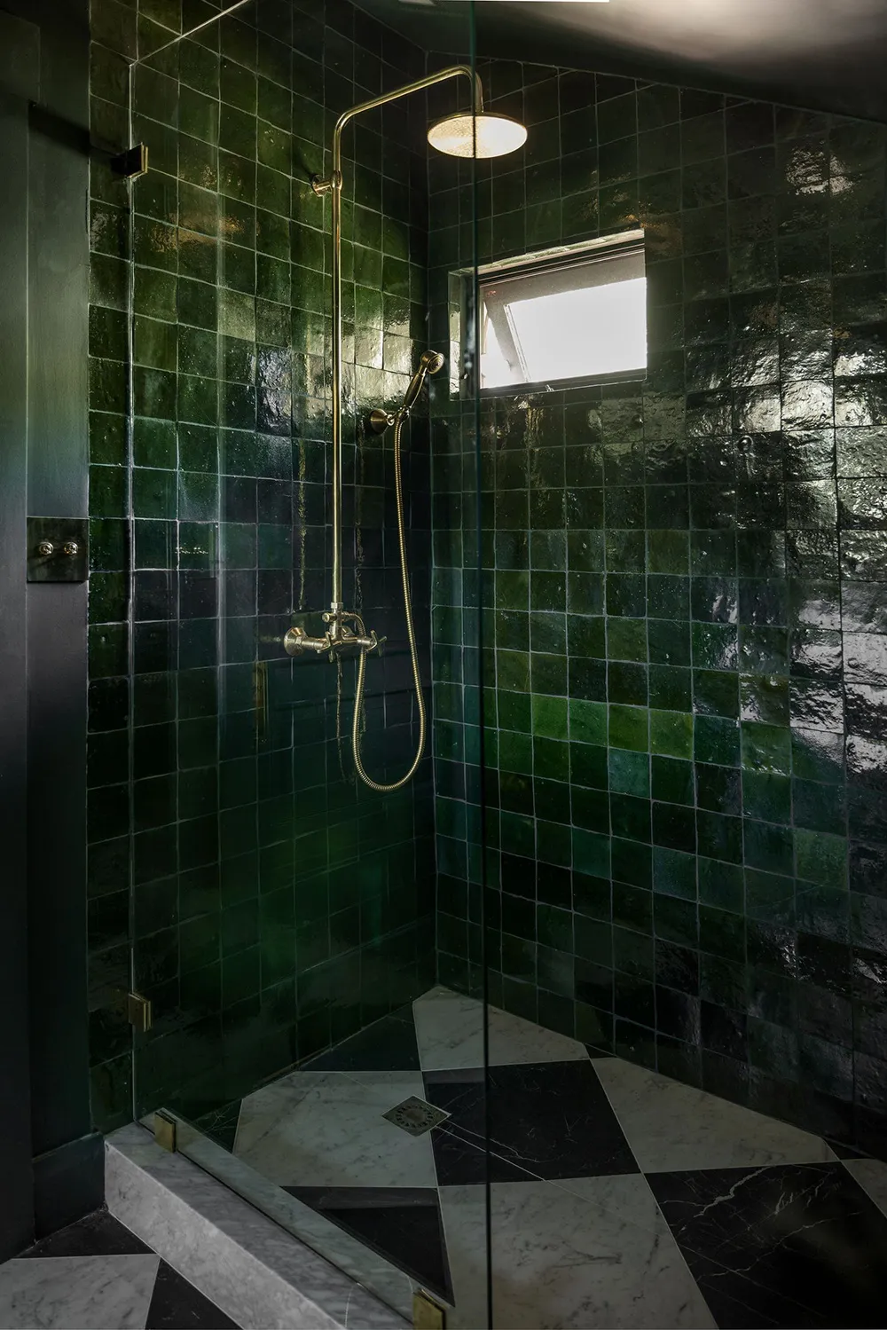 Tonos oscuros audaces en el diseño de un bungaló en California - Gallery image 18