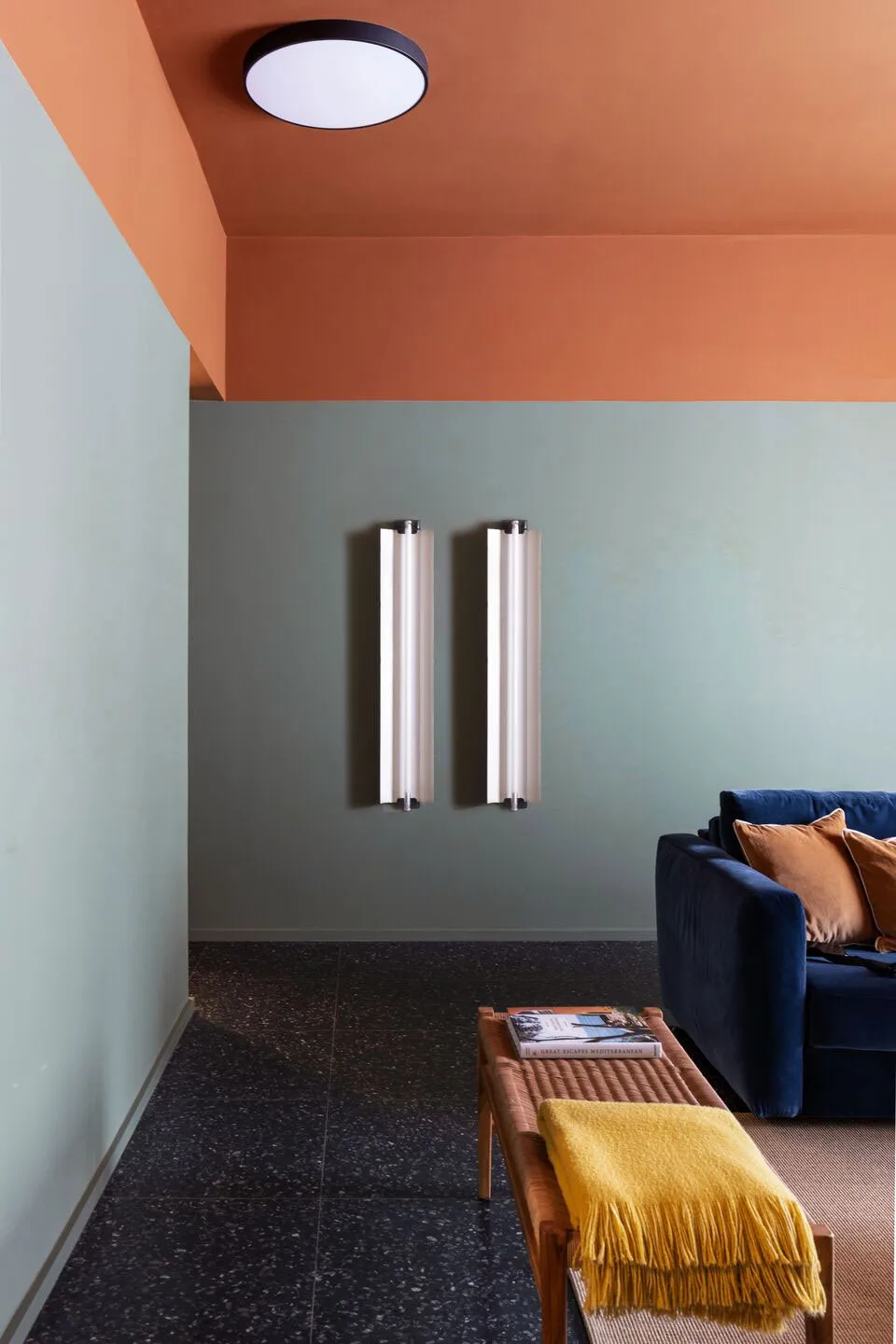 Смелая игра красок в модной миланской квартире - Gallery image 16