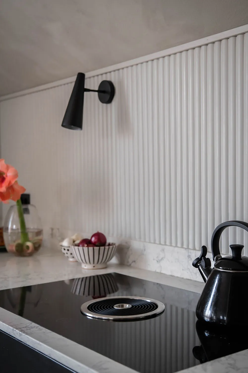 Бюджетний інтер'єр мансардної квартири на околиці Стокгольма - Gallery image 4