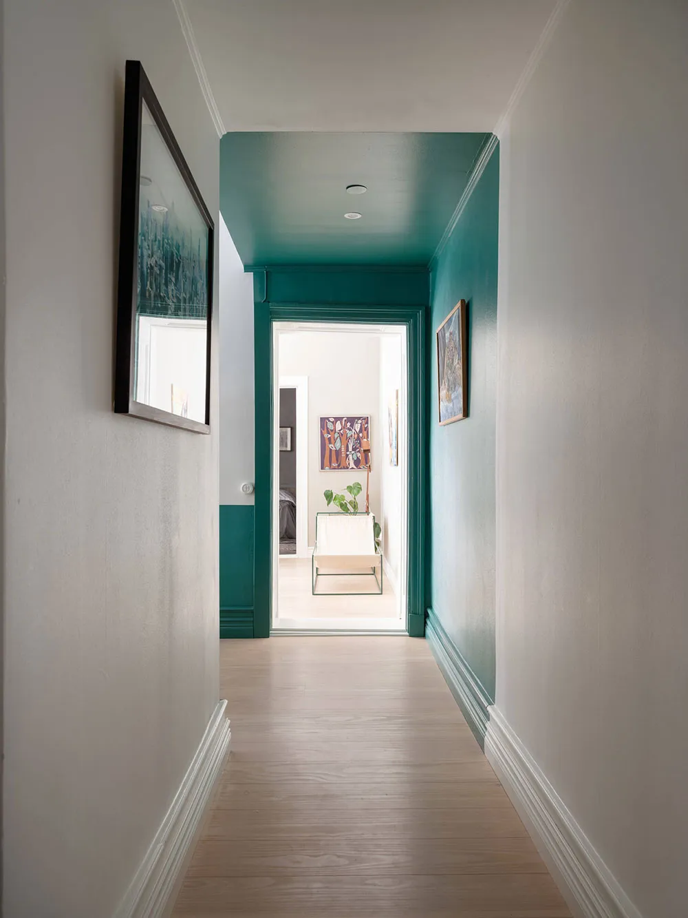 Murs peints à la main et cuisine blanche-verte inhabituelle : appartement à Göteborg (75 m²) - Gallery image 24