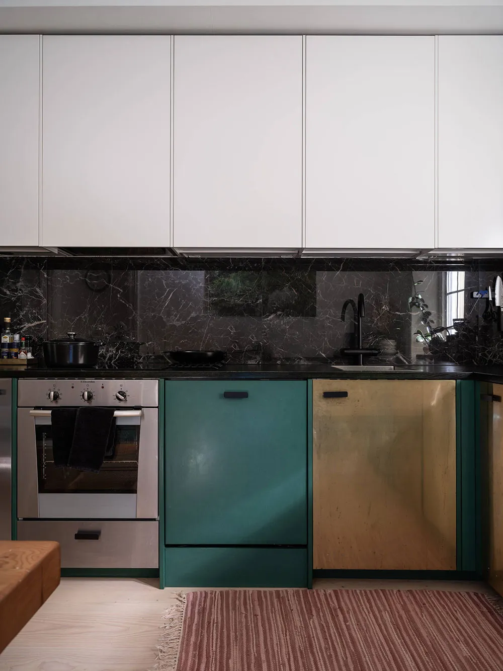 Murs peints à la main et cuisine blanche-verte inhabituelle : appartement à Göteborg (75 m²) - Gallery image 21