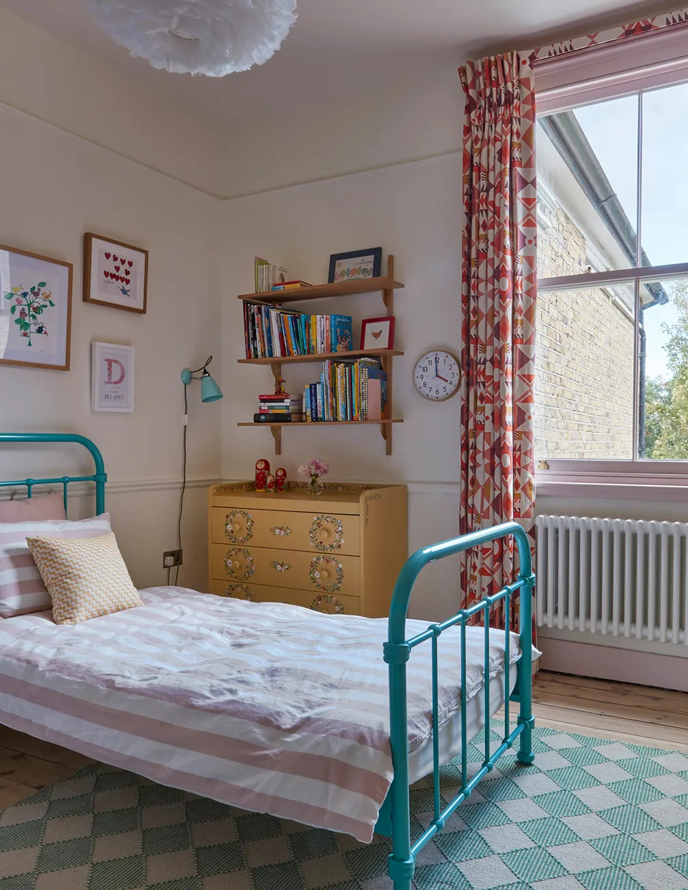 Diseñadora Katie Guinness aportó color y vida a una casa townhouse edwardiana en Londres - Gallery image 19