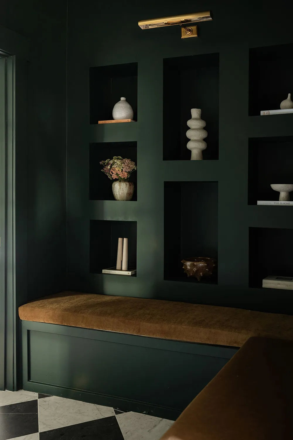 Tonos oscuros audaces en el diseño de un bungaló en California - Gallery image 16