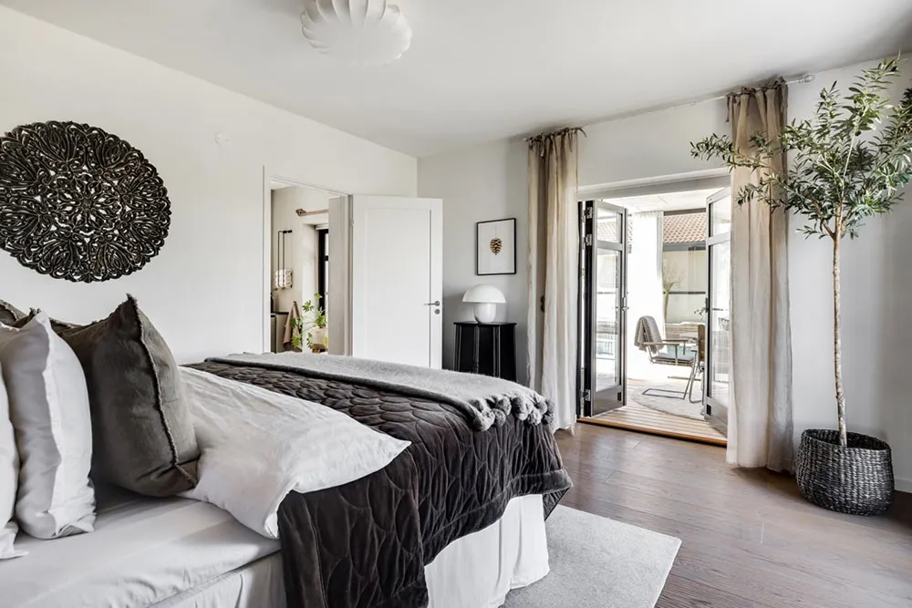 Spacious Interiors of a Modern Swedish Cottage - Gallery image 23