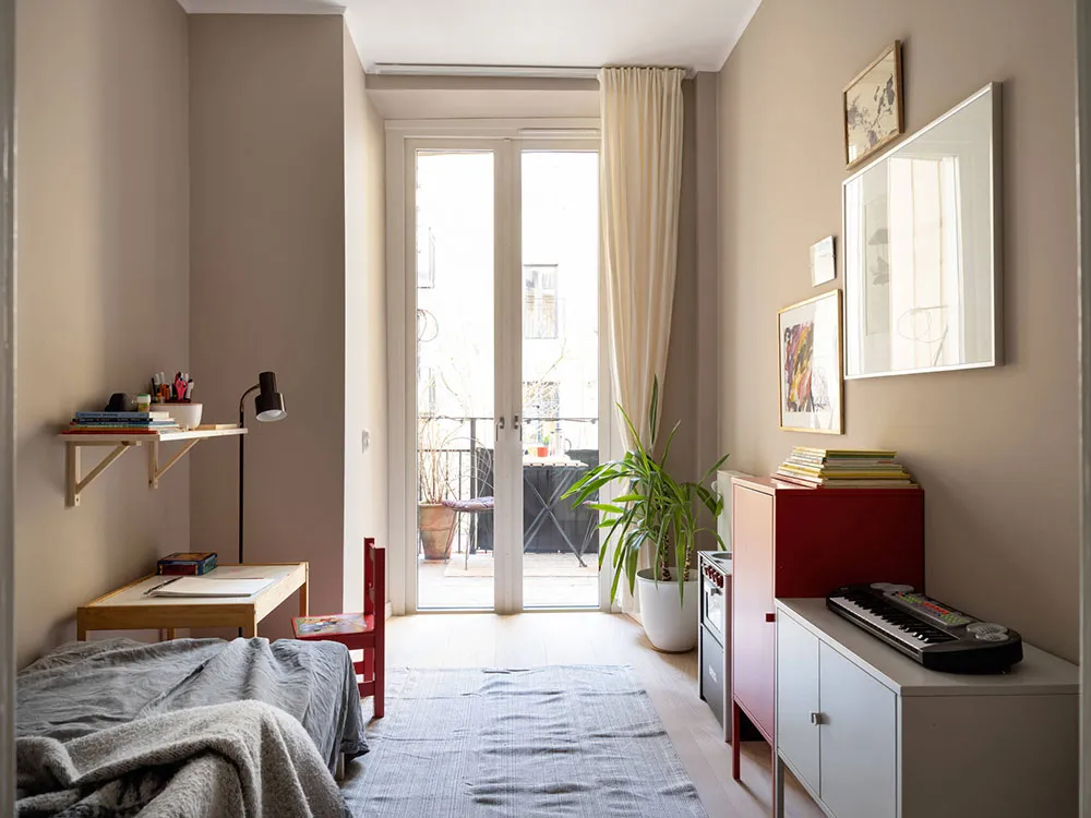 Murs peints à la main et cuisine blanche-verte inhabituelle : appartement à Göteborg (75 m²) - Gallery image 25