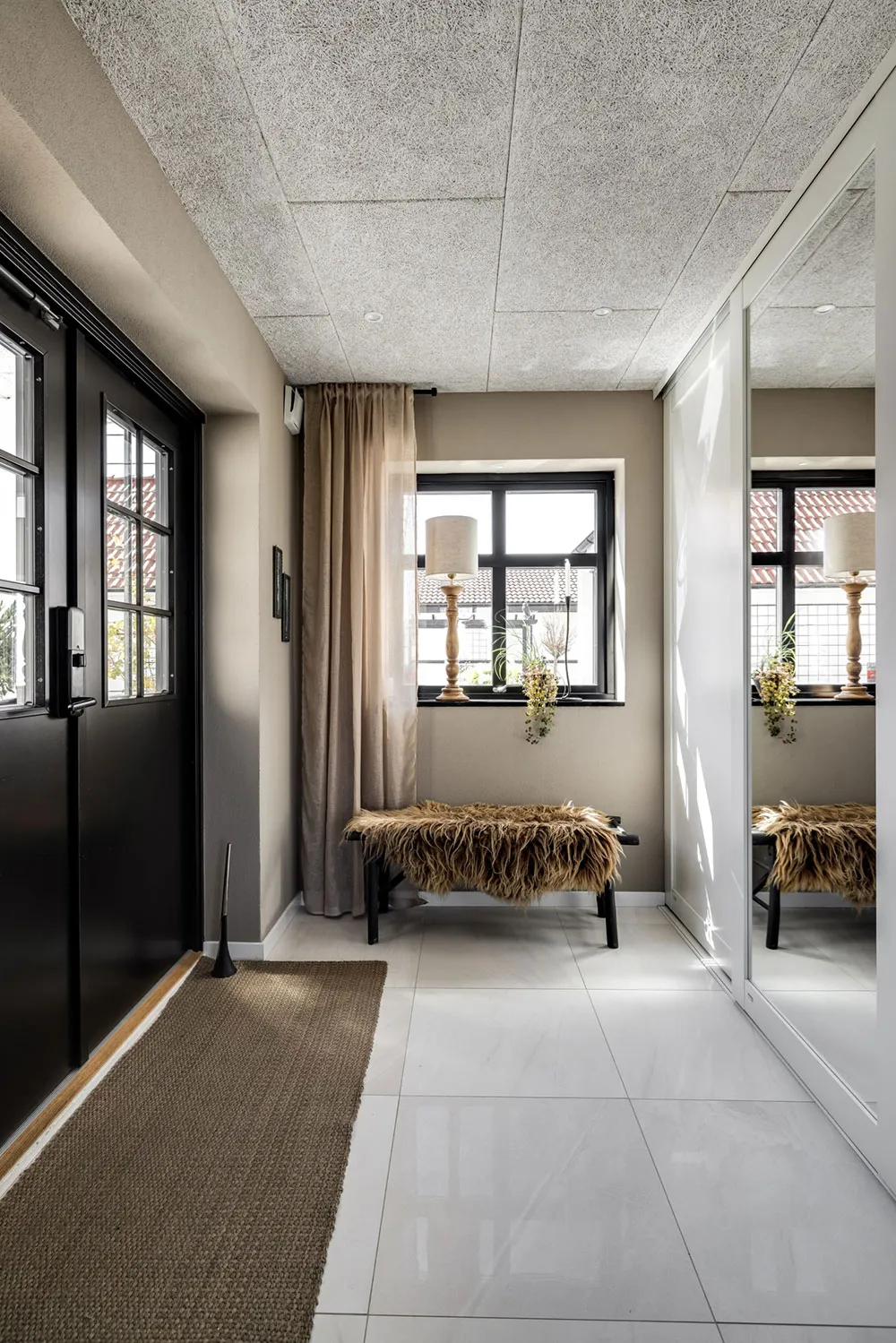 Spacious Interiors of a Modern Swedish Cottage - Gallery image 12