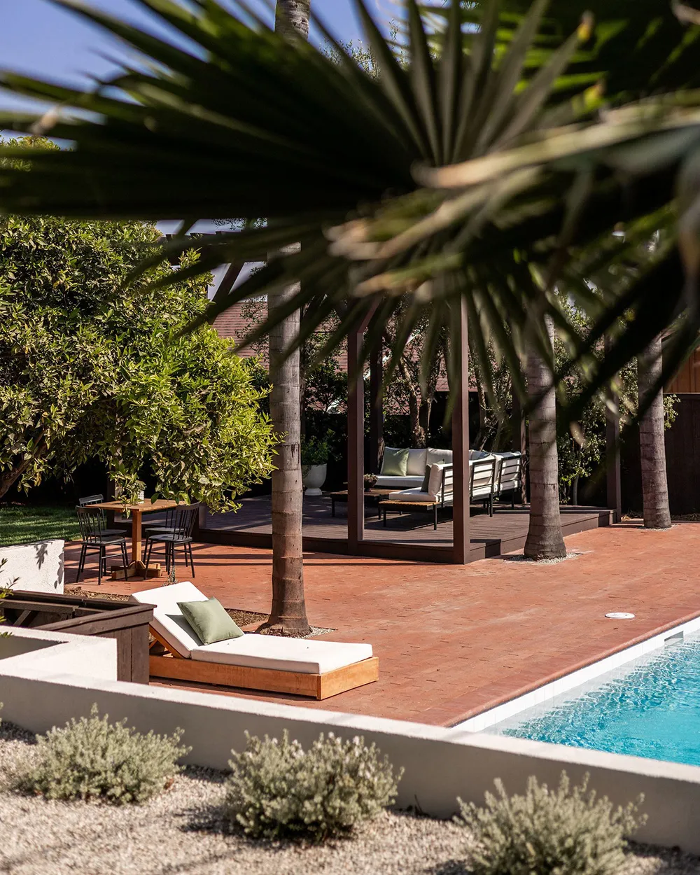 Tonos oscuros audaces en el diseño de un bungaló en California - Gallery image 32