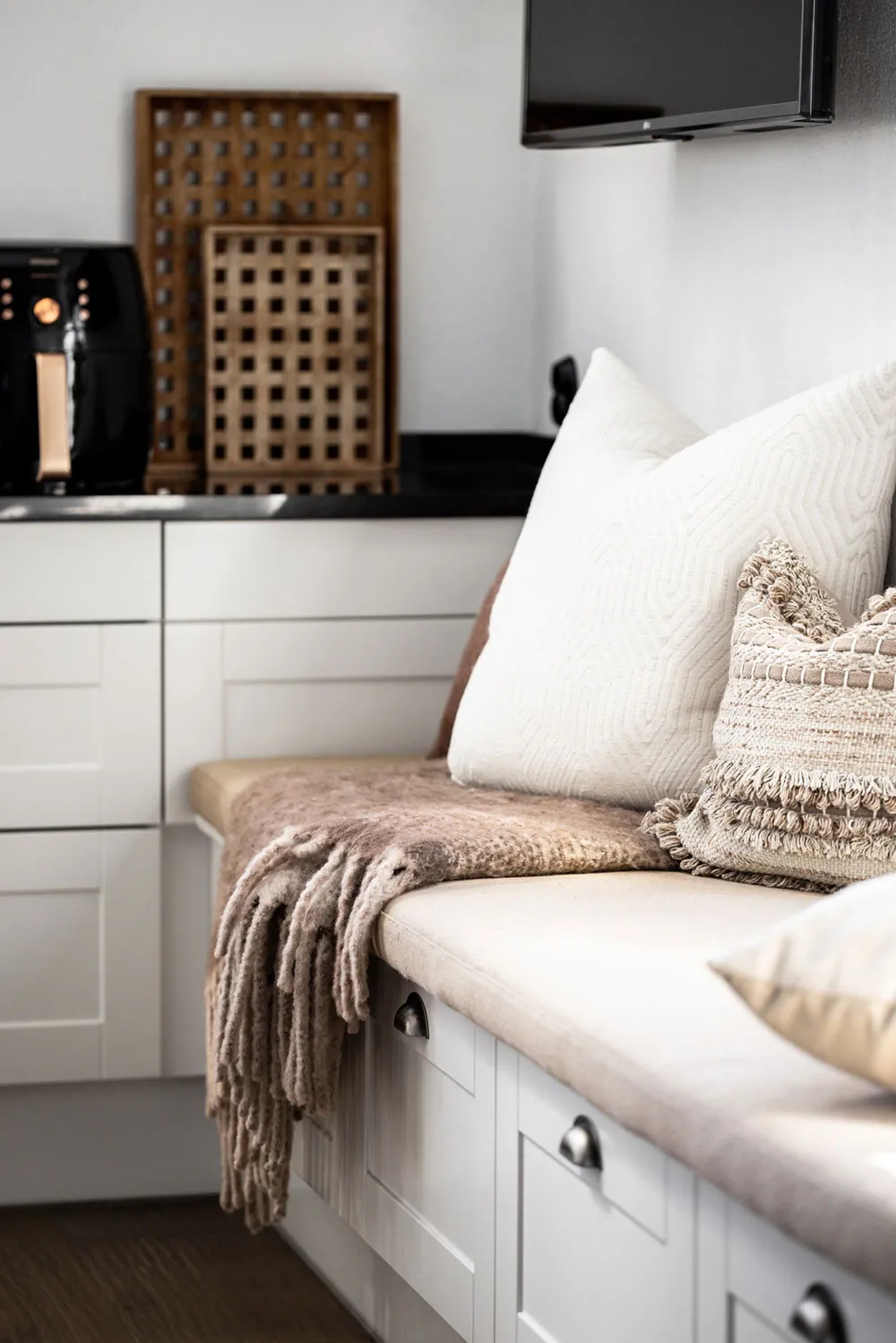 Spacious Interiors of a Modern Swedish Cottage - Gallery image 11