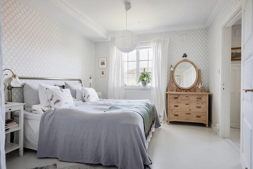 Белые интерьеры и винтажный декор: красивая дача в Швеции - Gallery image 16