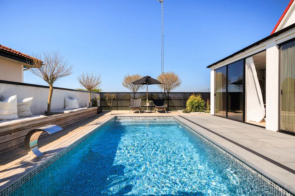 Spacious Interiors of a Modern Swedish Cottage - Gallery image 27