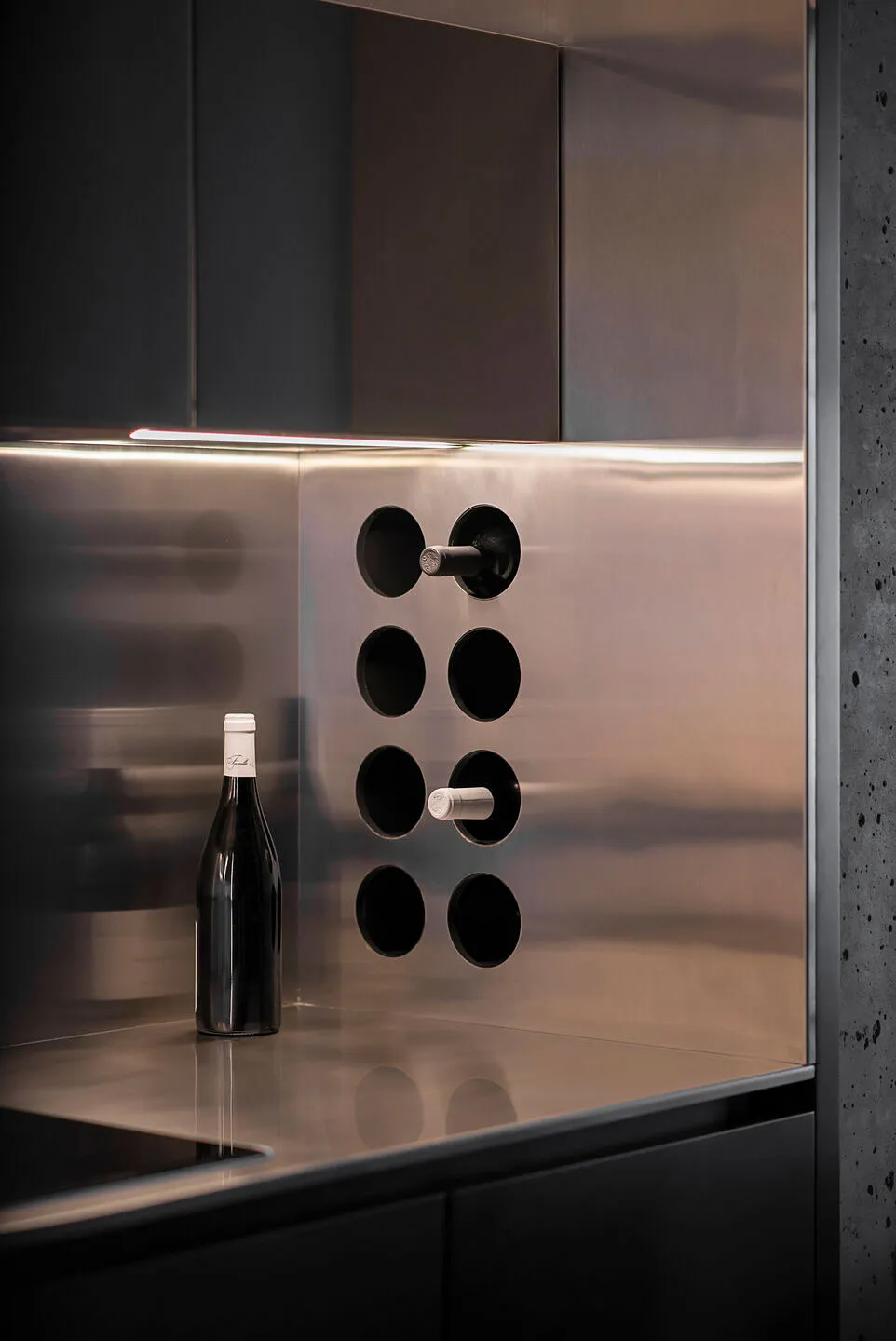 Tonos oscuros y techo de concreto: una elegante y pequeña apartamento en Kiev (45 m²) - Gallery image 18