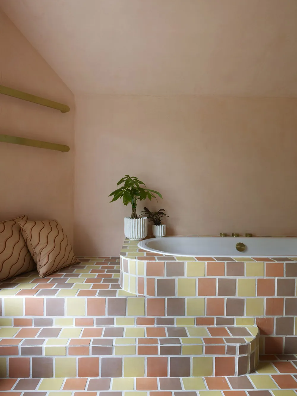 Arches, niches et murs décorés de stuc : un intérieur original à Londres - Gallery image 5