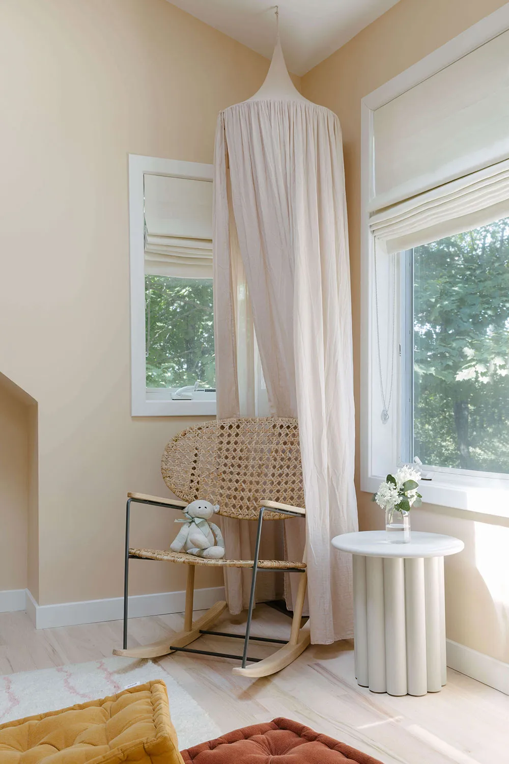 Fenêtre noire et intérieurs blancs : un abri confortable dans la forêt de l'État de New York - Gallery image 14