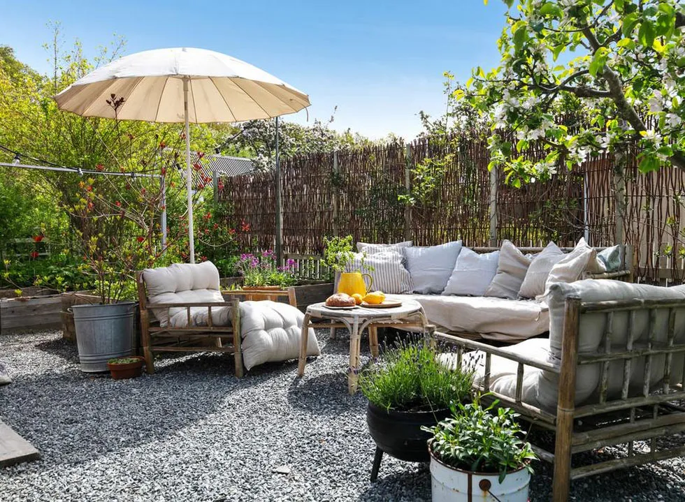 Tradycyjny z zewnątrz, niespodziewany w środku: domek na dzialce w Szwecji - Gallery image 13