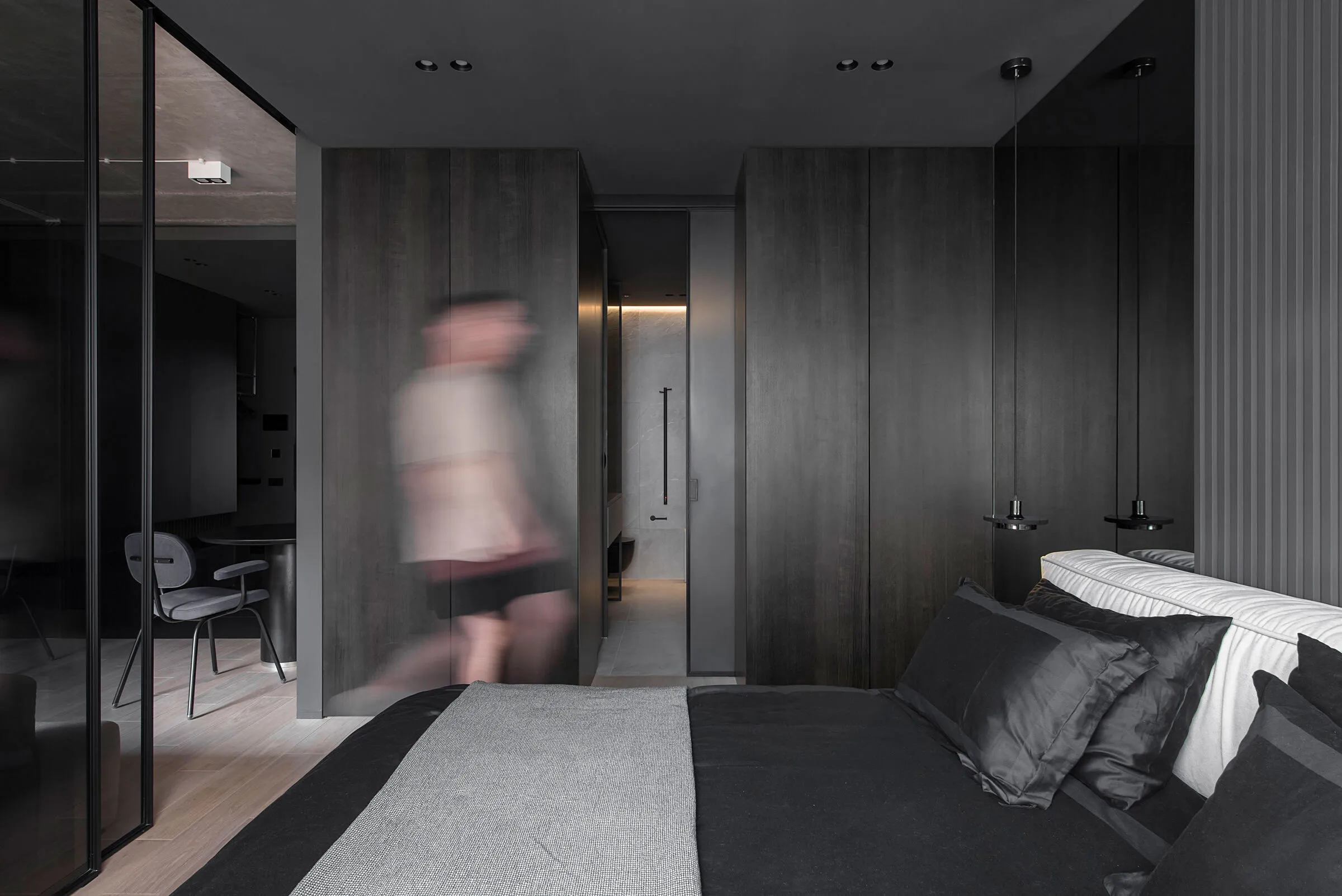 Tonos oscuros y techo de concreto: una elegante y pequeña apartamento en Kiev (45 m²) - Gallery image 3