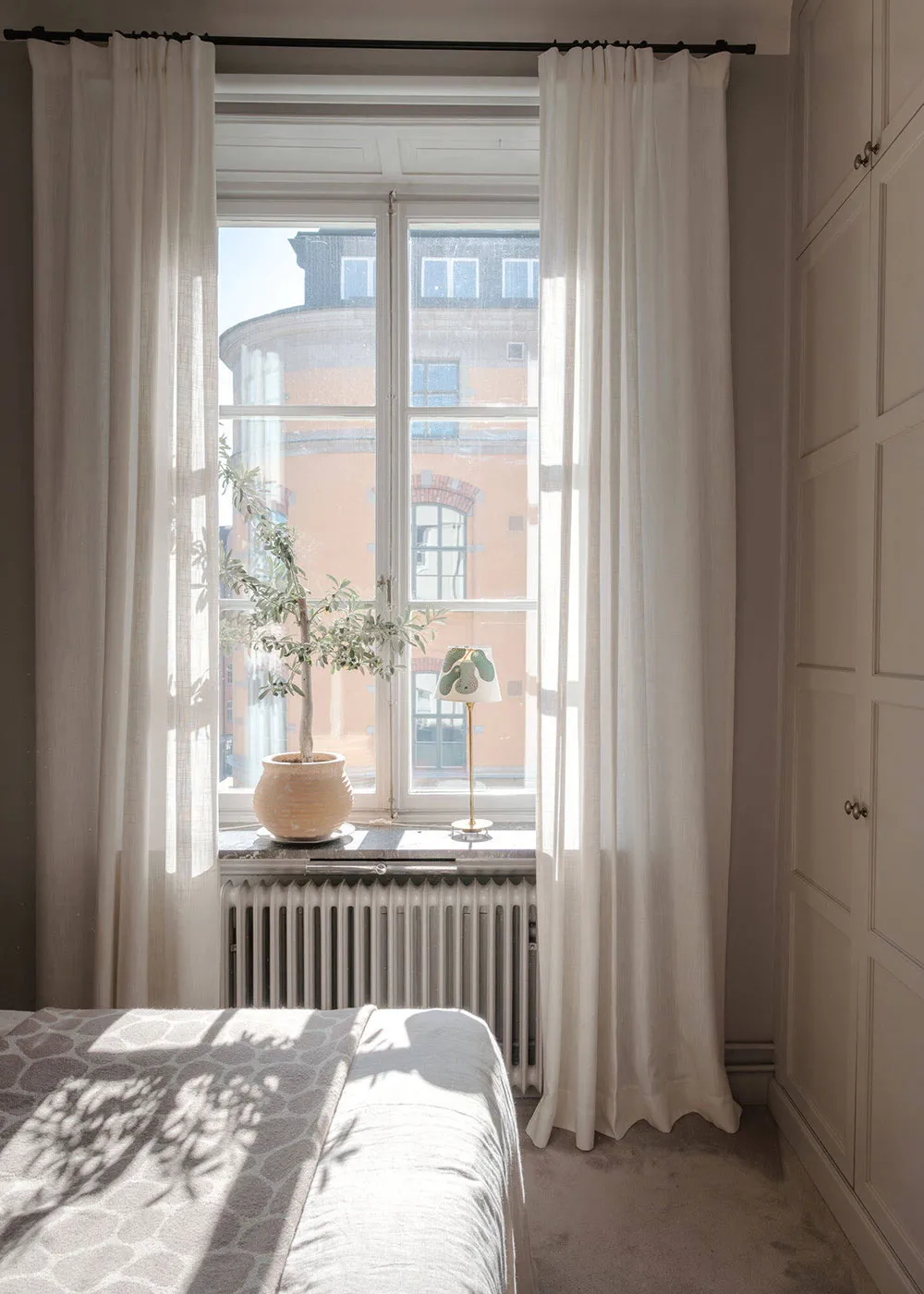 Белый скандинавский интерьер с творческой атмосферой - Gallery image 19