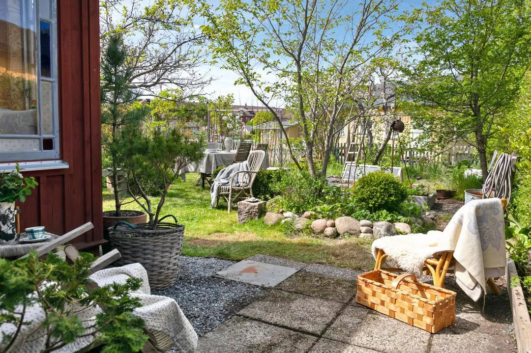 Tradycyjny z zewnątrz, niespodziewany w środku: domek na dzialce w Szwecji - Gallery image 16