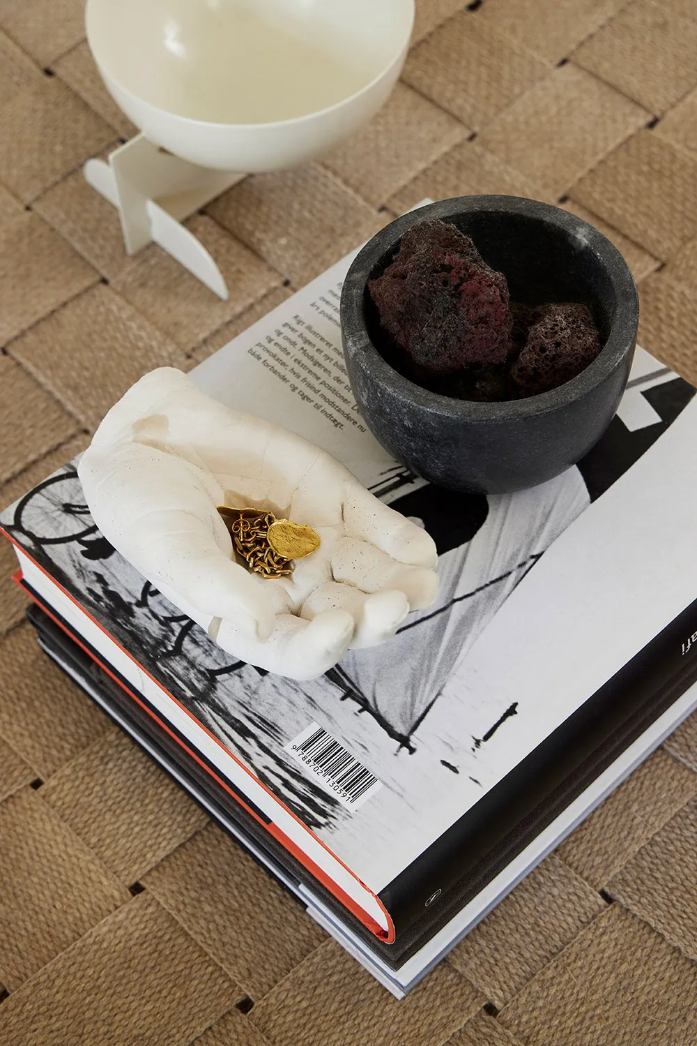 Wärme natürlicher Materialien in der kleinen Wohnung eines Designers in Dänemark - Gallery image 13