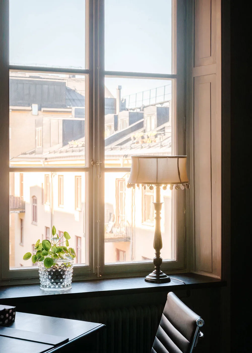 Белый скандинавский интерьер с творческой атмосферой - Gallery image 23