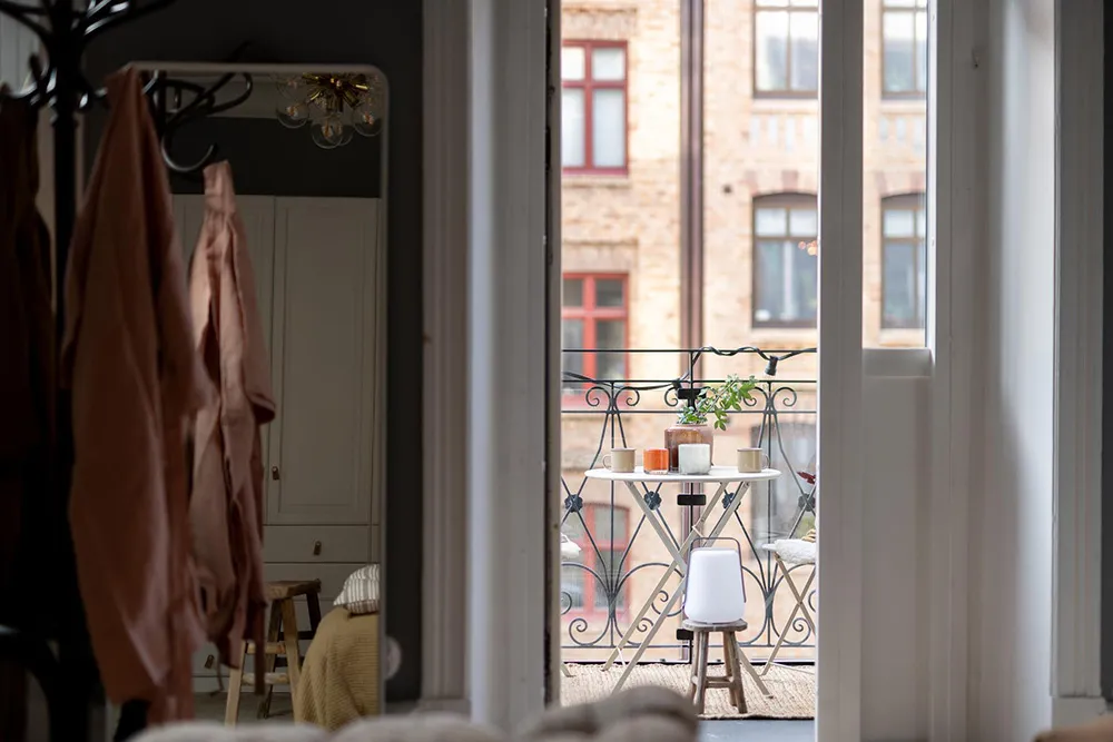 Murs gris et décoration chaleureuse : appartement cosy à Göteborg (63 m²) - Gallery image 11