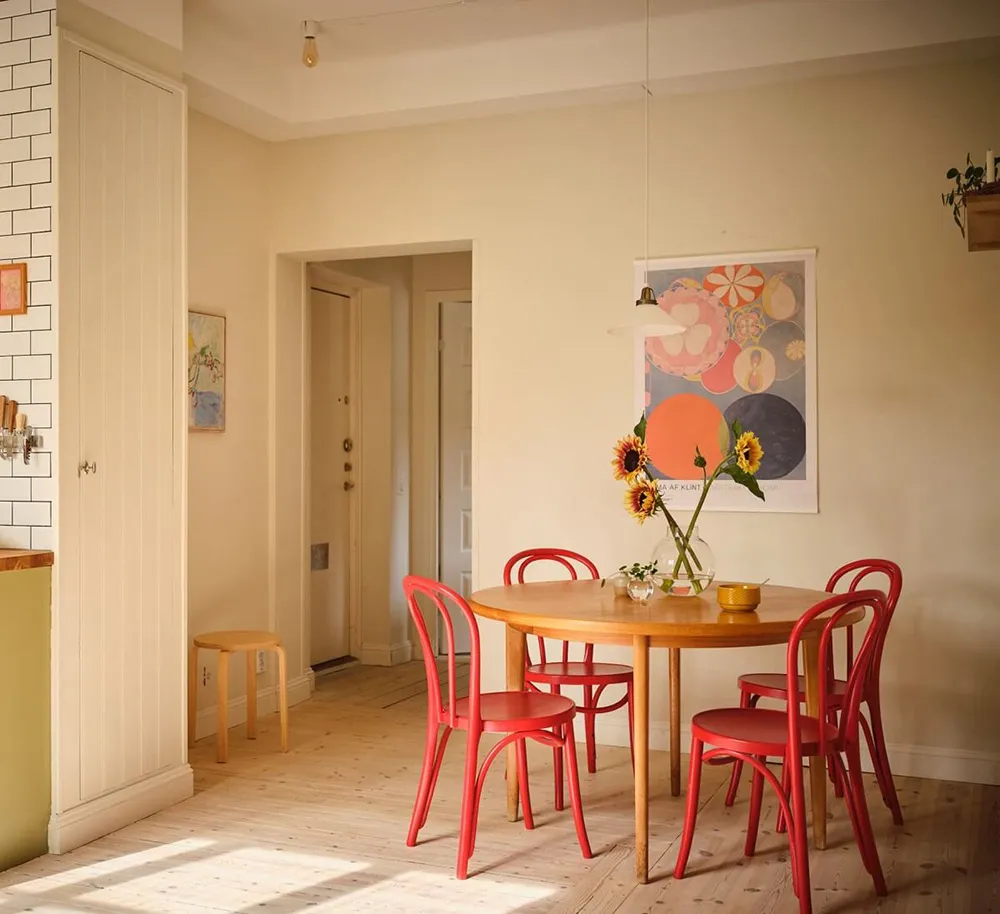 Słoneczny wnętrze w Stokholmie z przyjemnymi olivkovymi akcentami (63 m²) - Gallery image 9