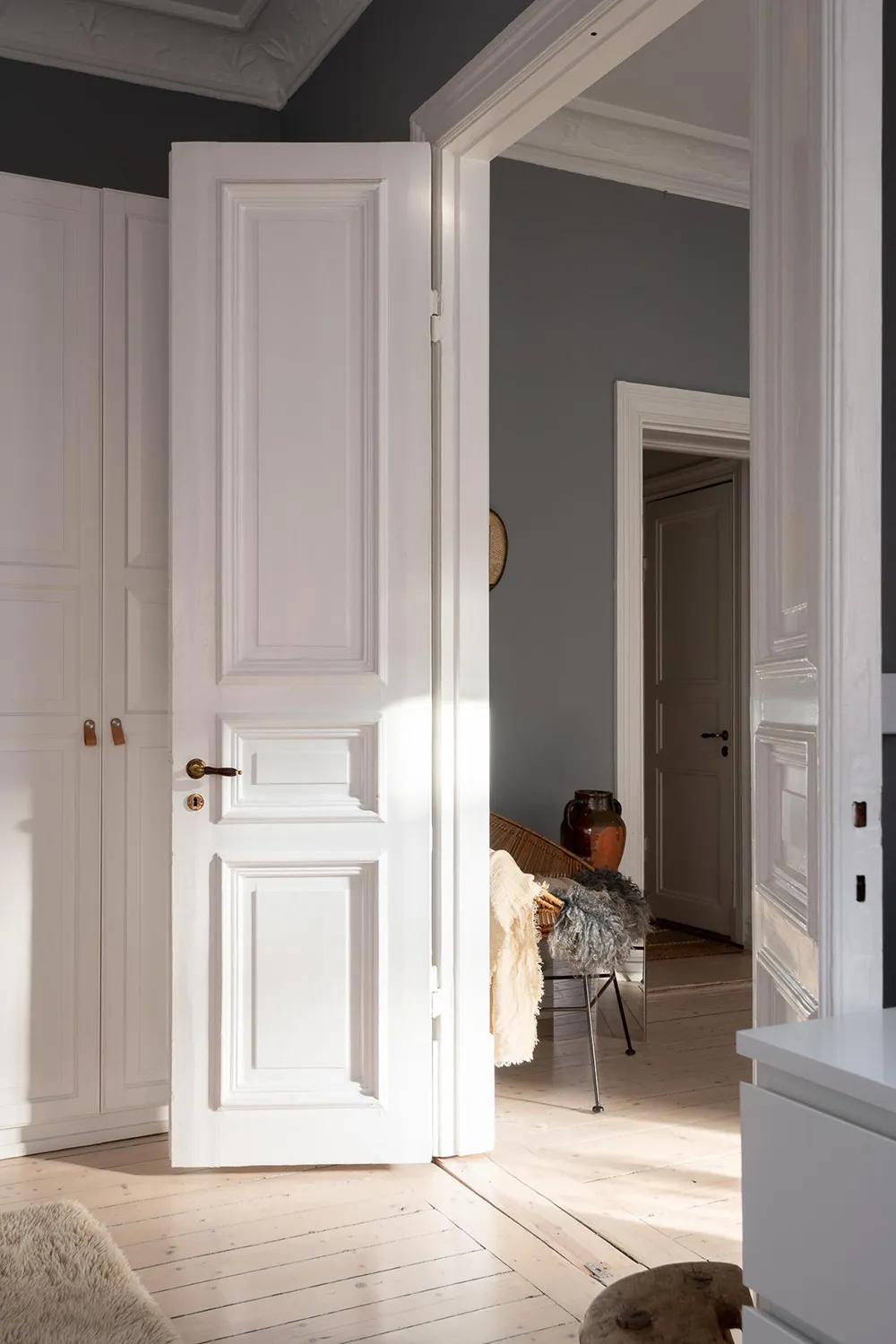 Murs gris et décoration chaleureuse : appartement cosy à Göteborg (63 m²) - Gallery image 19