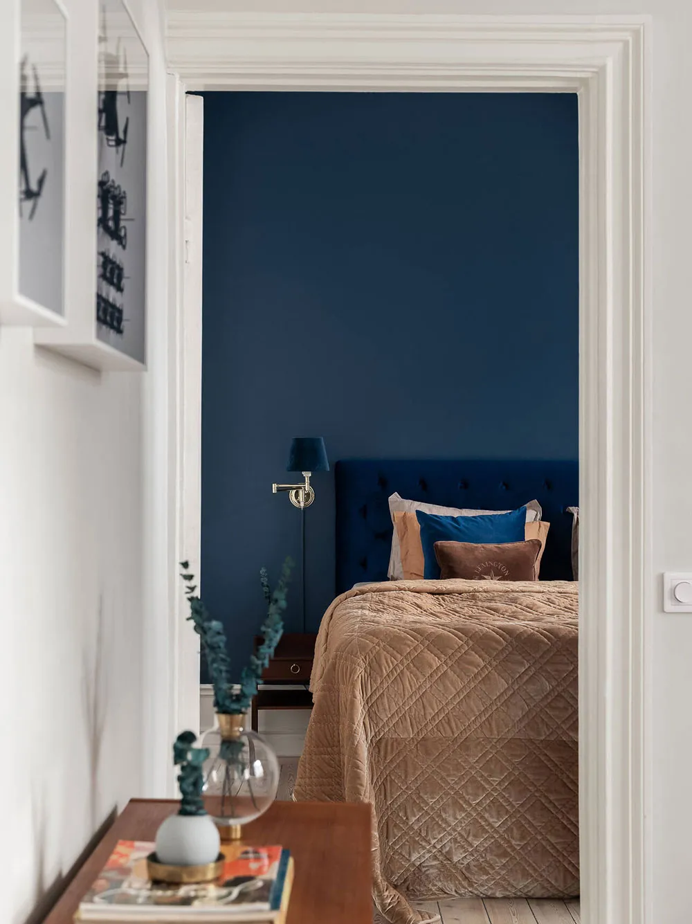 Accents verts dans le salon et chambre bleue foncée : petite mais efficace à Stockholm (48 m²) - Gallery image 6