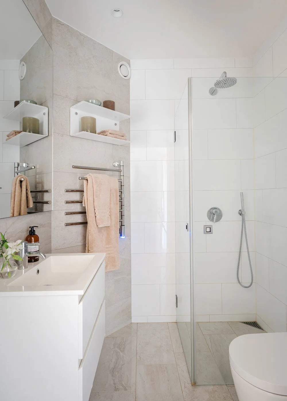 Белый скандинавский интерьер с творческой атмосферой - Gallery image 20