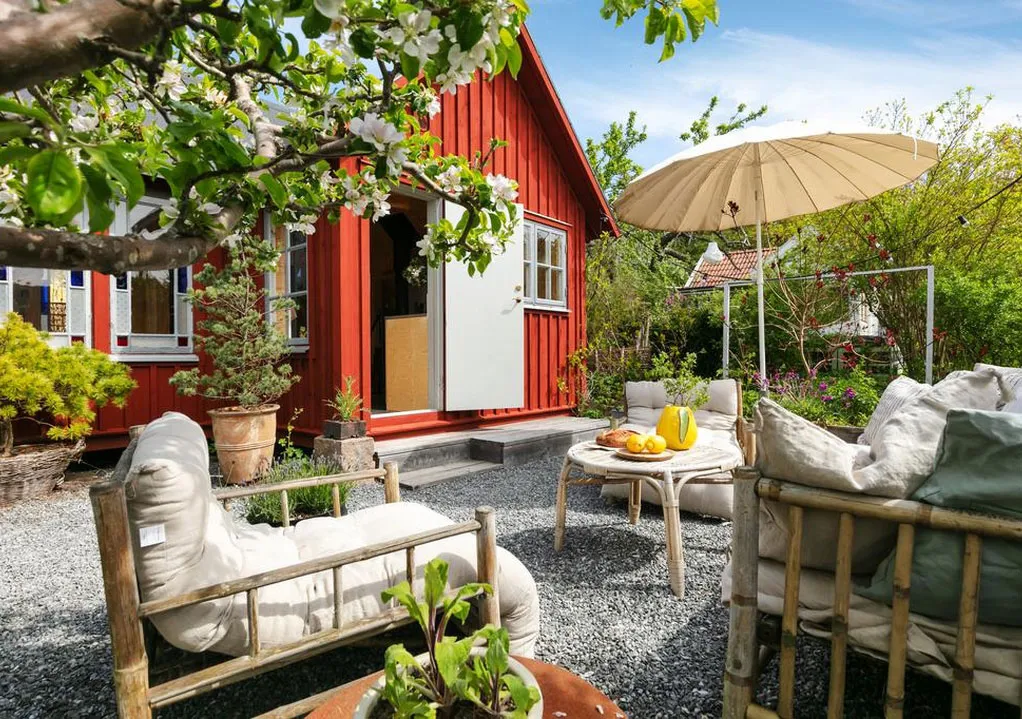 Tradycyjny z zewnątrz, niespodziewany w środku: domek na dzialce w Szwecji - Gallery image 12