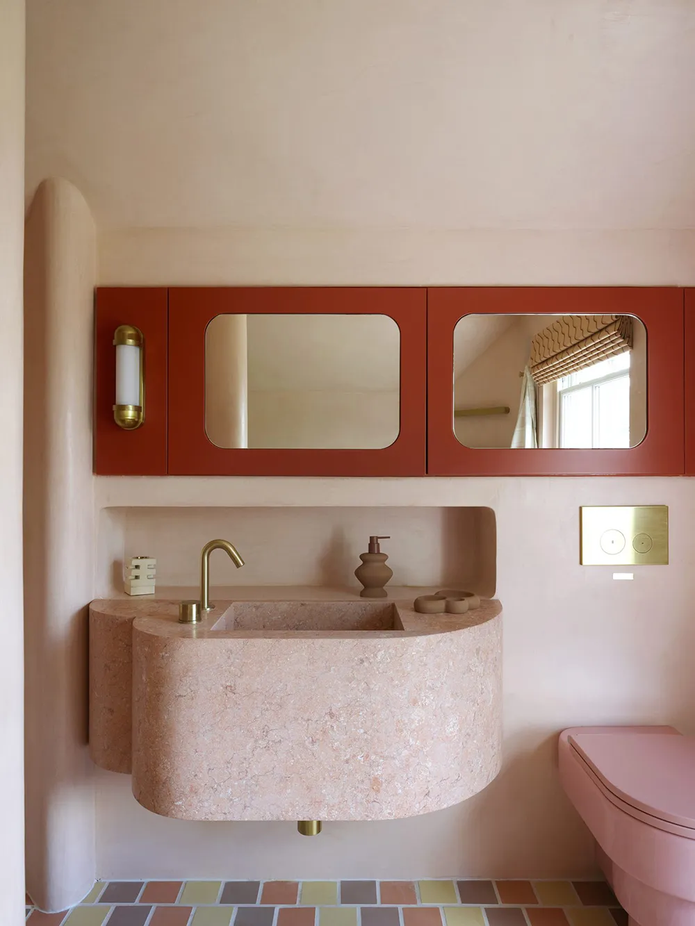 Arches, niches et murs décorés de stuc : un intérieur original à Londres - Gallery image 1