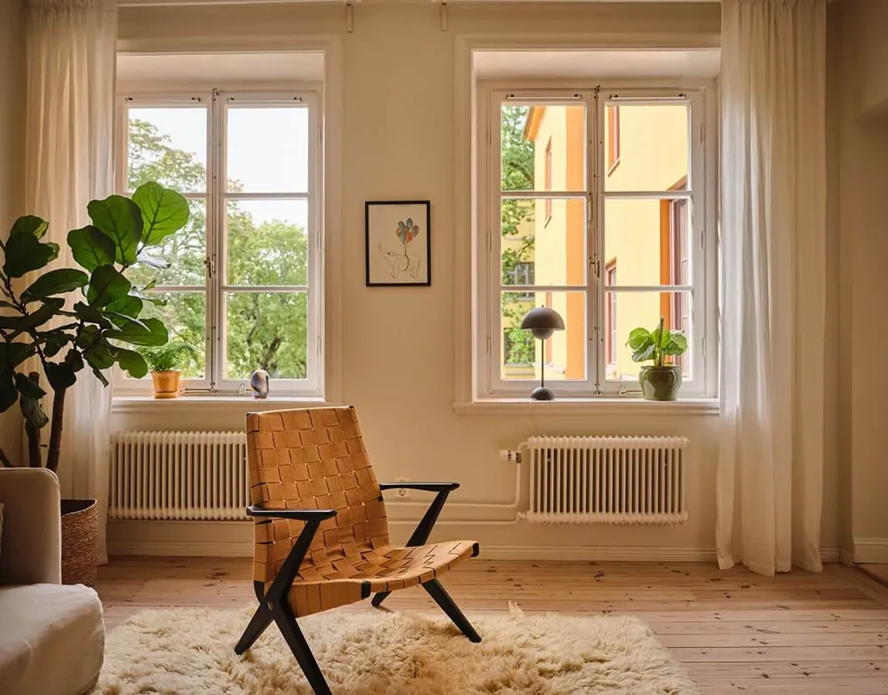 Słoneczny wnętrze w Stokholmie z przyjemnymi olivkovymi akcentami (63 m²) - Gallery image 2