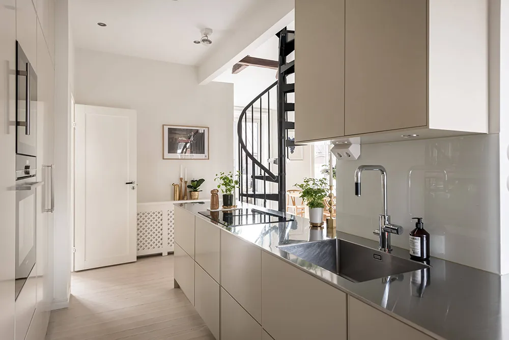 स्टॉकहोम में सुंदर अपार्टमेंट, जिसमें घुमावदार सीढ़ियाँ हैं। - Gallery image 16