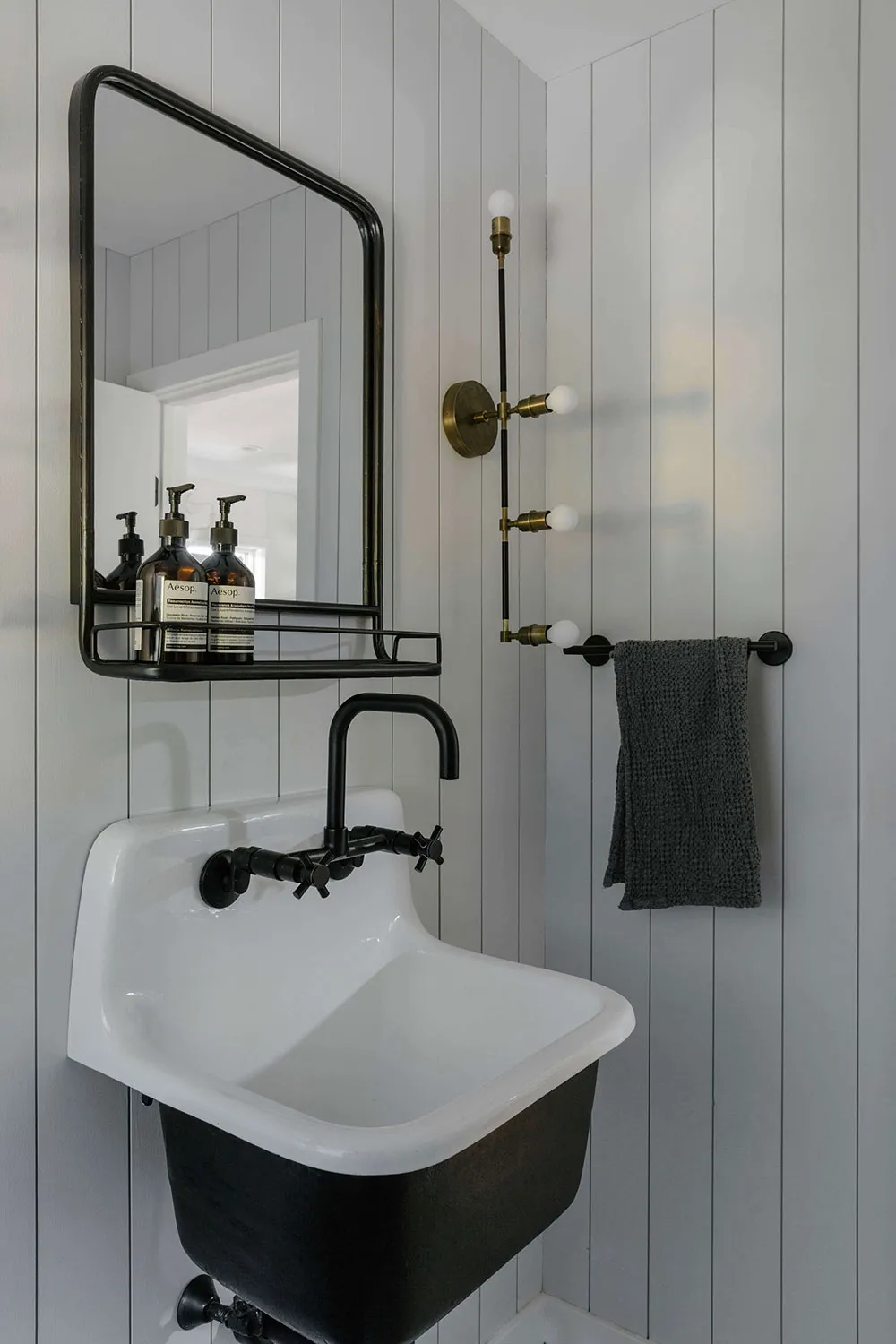 Fenêtre noire et intérieurs blancs : un abri confortable dans la forêt de l'État de New York - Gallery image 10