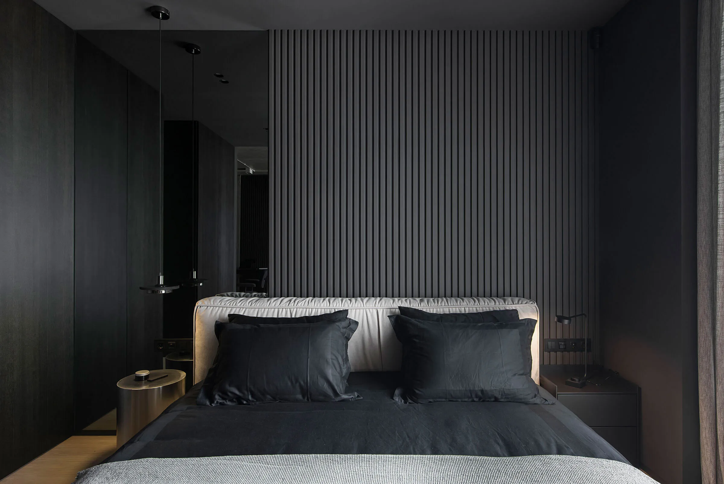 Tonos oscuros y techo de concreto: una elegante y pequeña apartamento en Kiev (45 m²) - Gallery image 5