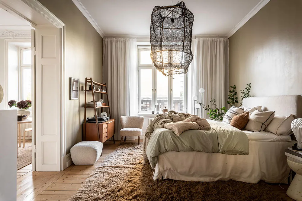 Cornice and Stylish Decor: Scandinavian Apartment with Magnificent Living Room (81 sq. m) - Gallery image 4