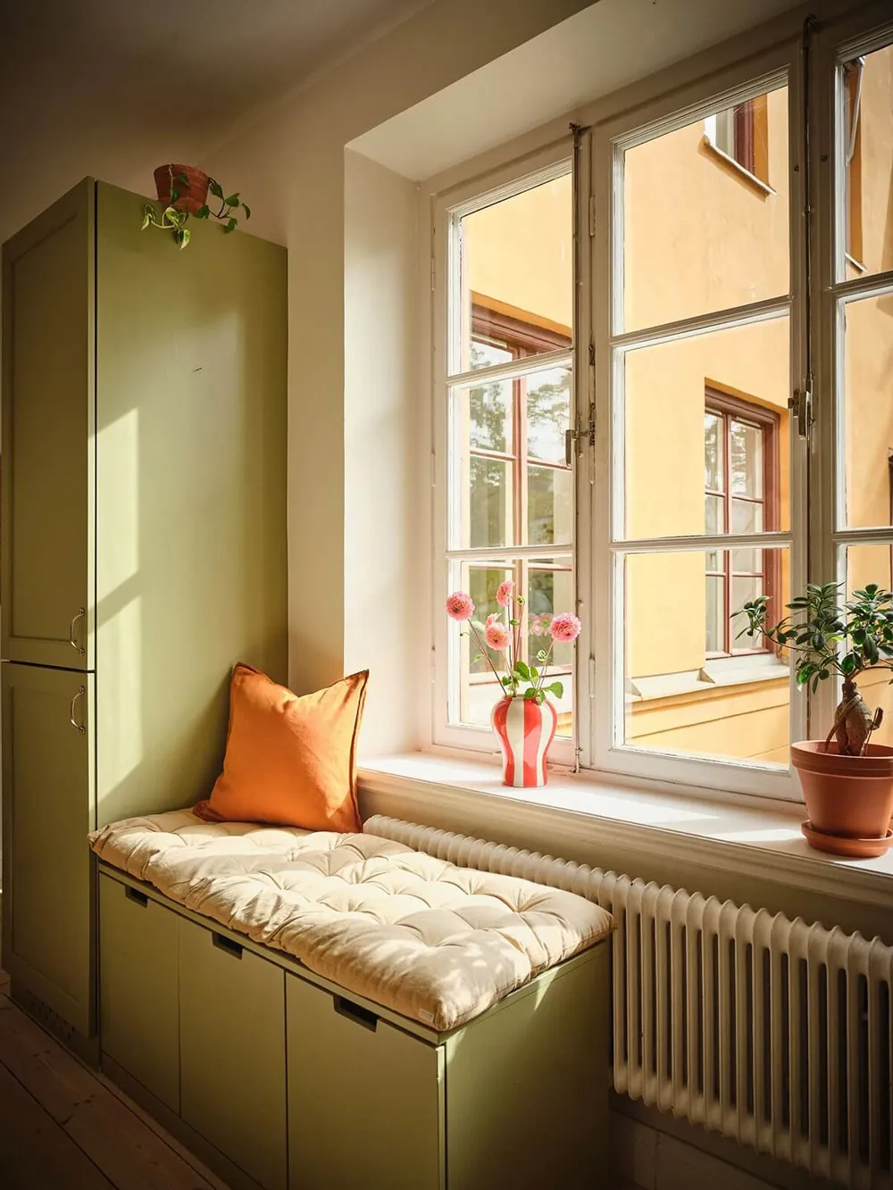 Słoneczny wnętrze w Stokholmie z przyjemnymi olivkovymi akcentami (63 m²) - Gallery image 7