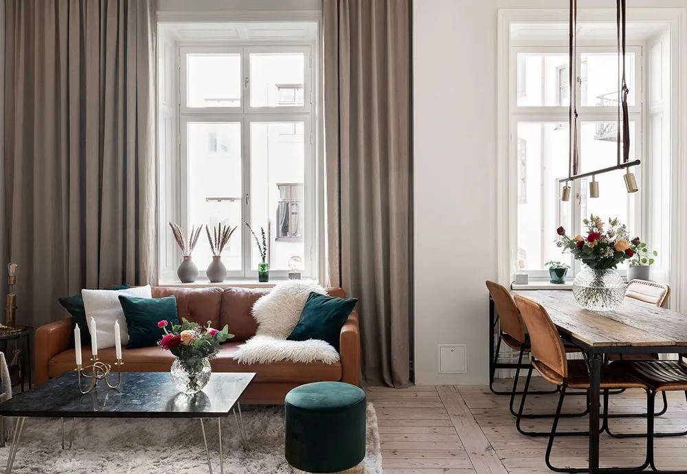 Accents verts dans le salon et chambre bleue foncée : petite mais efficace à Stockholm (48 m²) - Gallery image 3