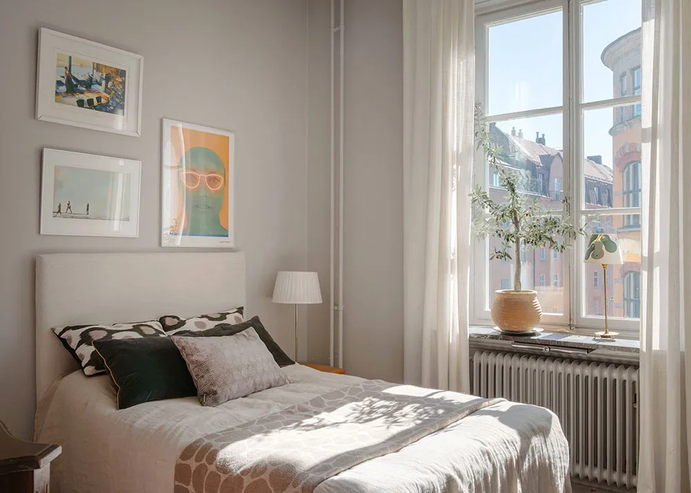 Белый скандинавский интерьер с творческой атмосферой - Gallery image 17