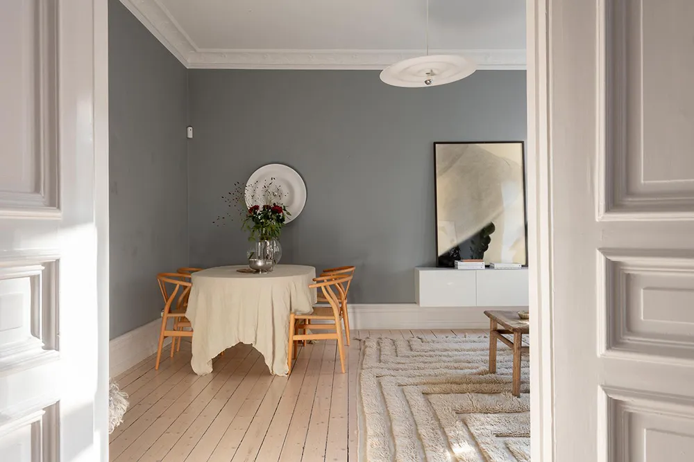 Murs gris et décoration chaleureuse : appartement cosy à Göteborg (63 m²) - Gallery image 21