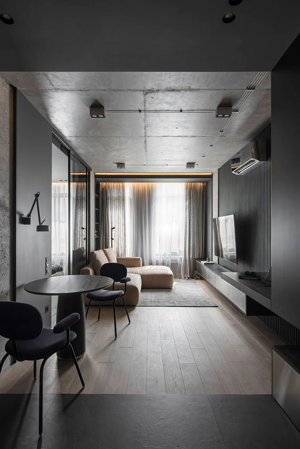 Tonos oscuros y techo de concreto: una elegante y pequeña apartamento en Kiev (45 m²) - Gallery image 1