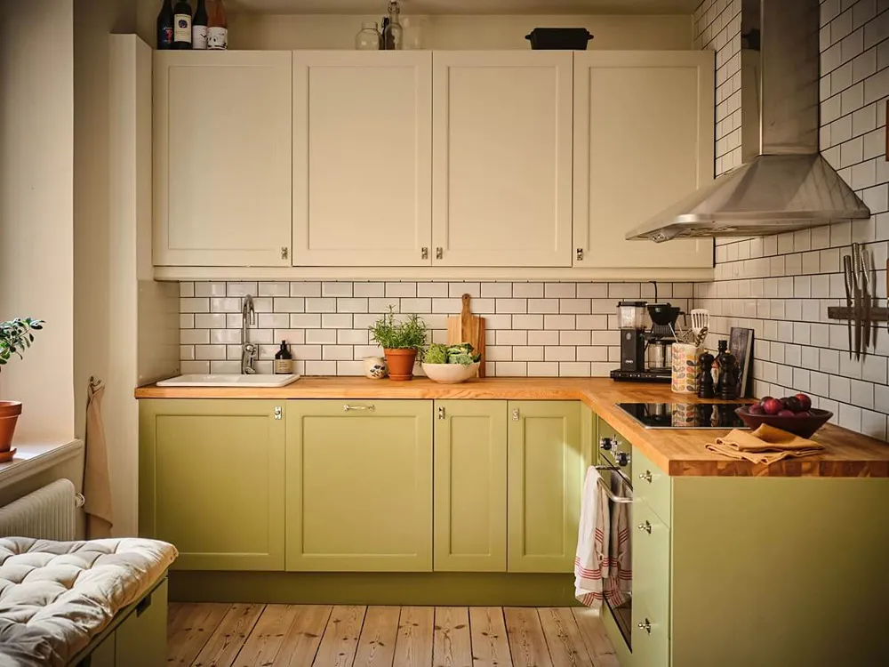 Słoneczny wnętrze w Stokholmie z przyjemnymi olivkovymi akcentami (63 m²) - Gallery image 6