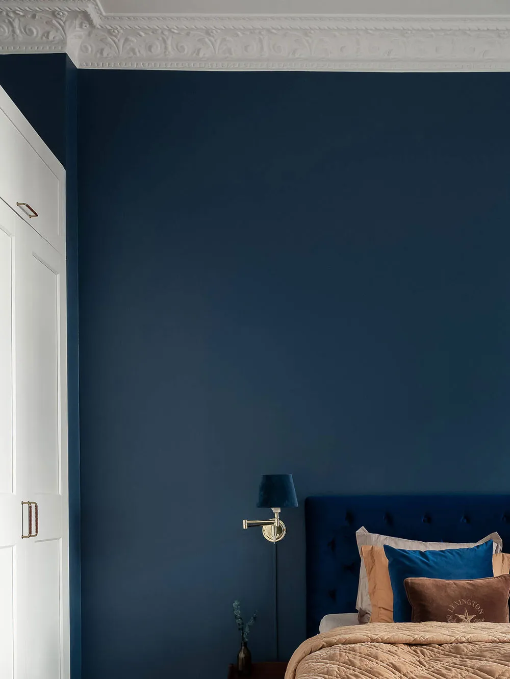Accents verts dans le salon et chambre bleue foncée : petite mais efficace à Stockholm (48 m²) - Gallery image 10