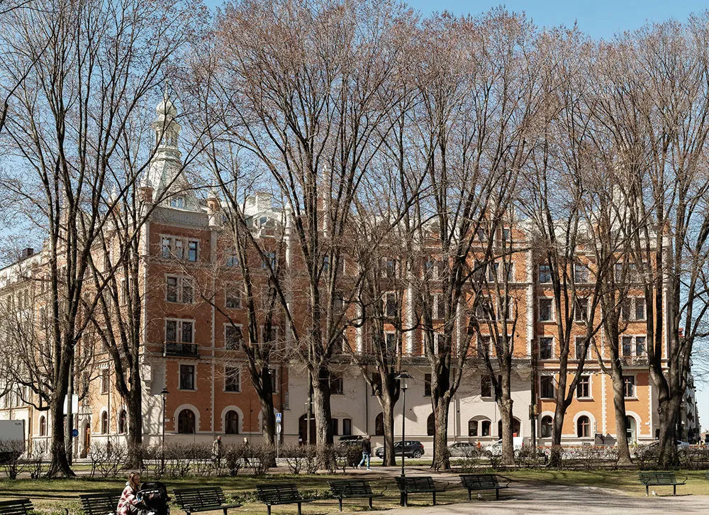 Accents verts dans le salon et chambre bleue foncée : petite mais efficace à Stockholm (48 m²) - Gallery image 16