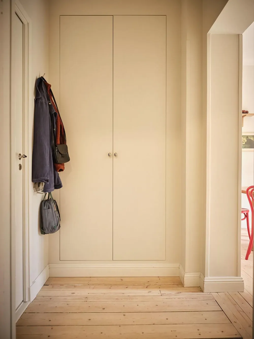 Słoneczny wnętrze w Stokholmie z przyjemnymi olivkovymi akcentami (63 m²) - Gallery image 16