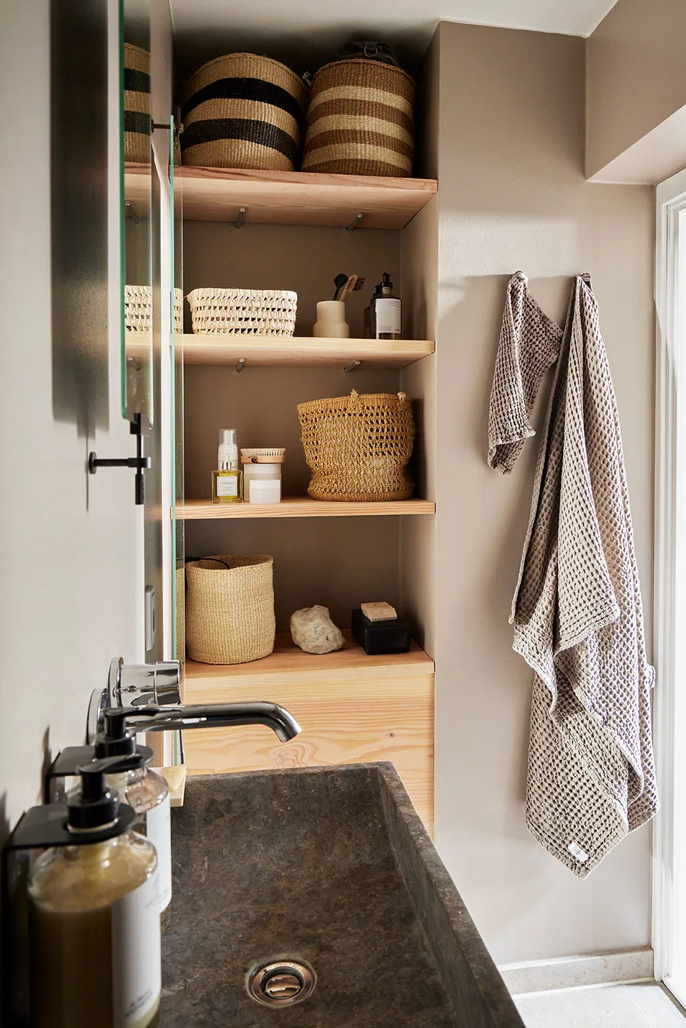 Wärme natürlicher Materialien in der kleinen Wohnung eines Designers in Dänemark - Gallery image 22